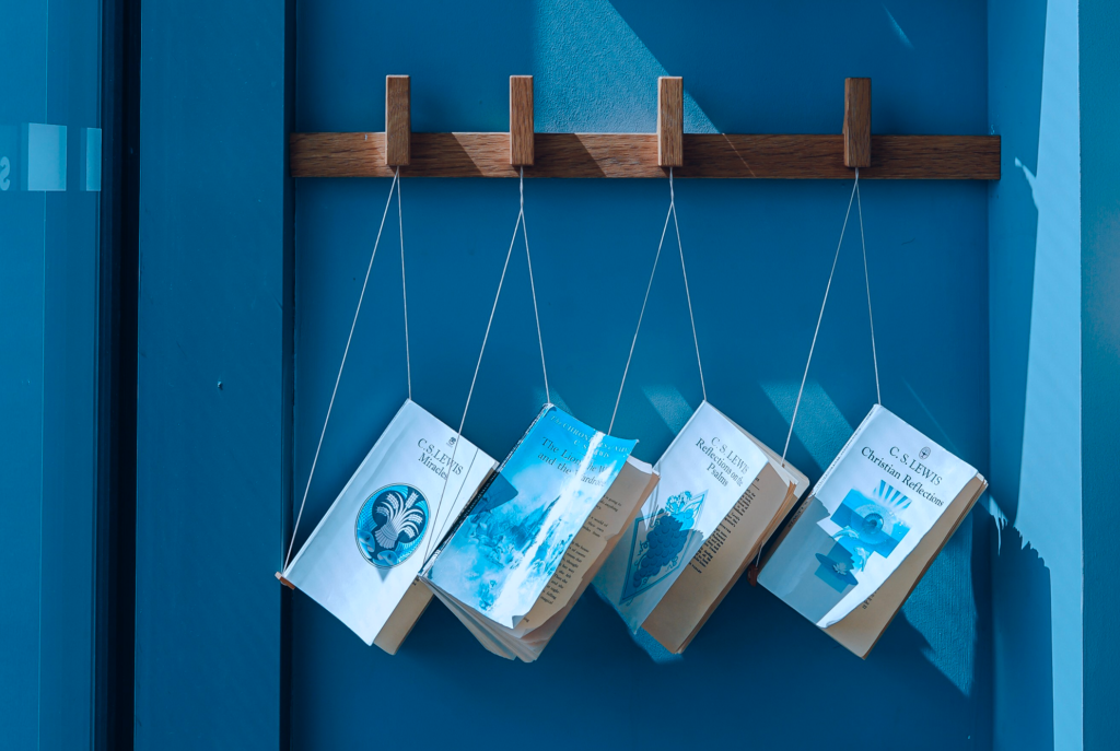 livros pendurados