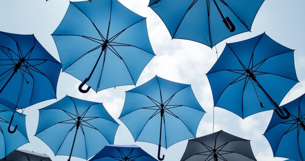 céu com guarda chuvas azul e cinza